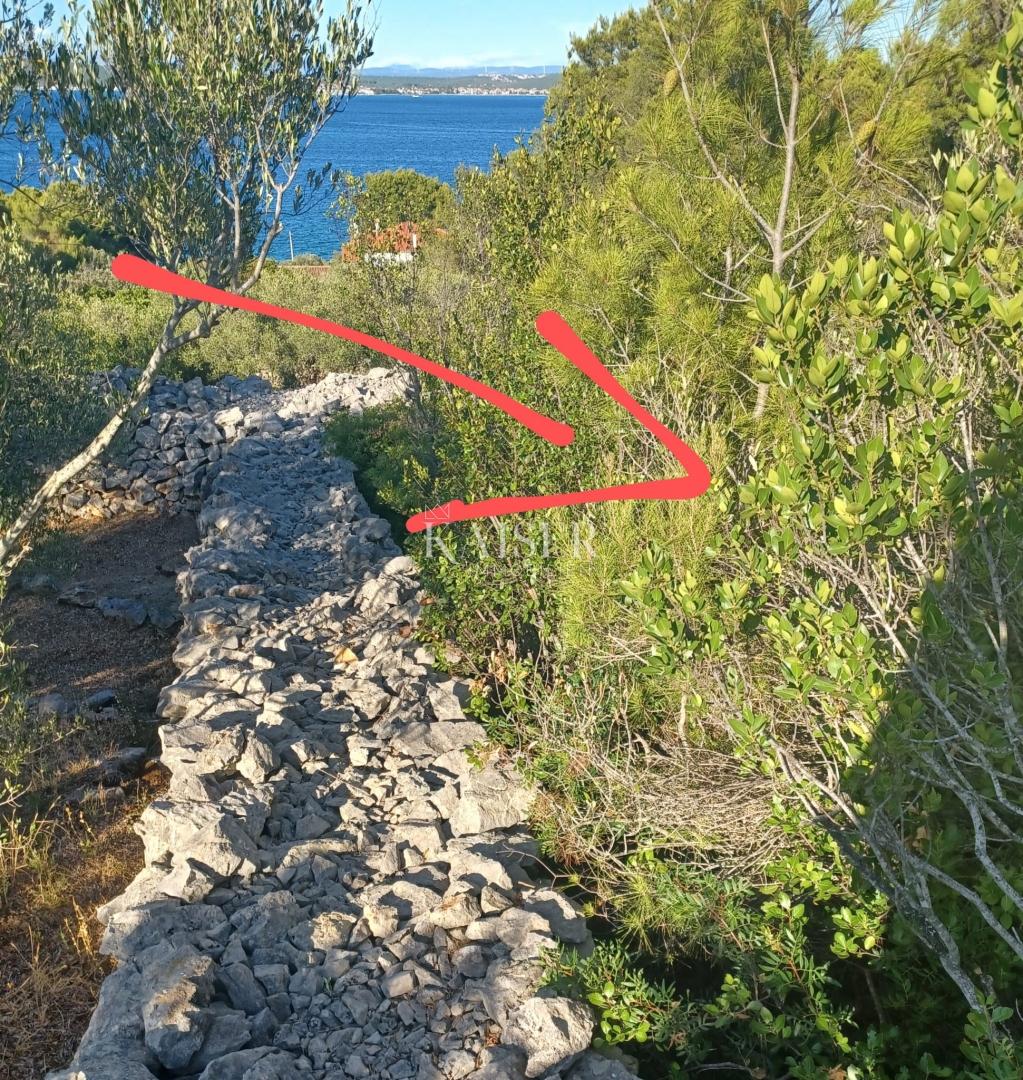 Ugljan, Kukljica, gradbeno zemljišče 843 m2, 150 m od morja s pogledom na Zadrski kanal