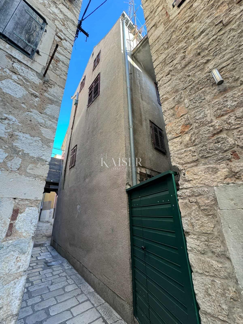 ŠIBENIK, STARO JEDRO – KAMNITA HIŠA S POTENCIALOM V BLIŽINI GLEDALIŠČA