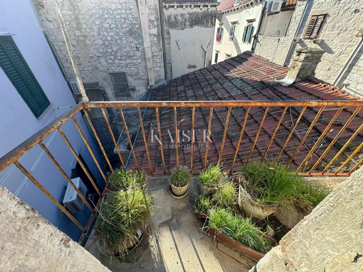 ŠIBENIK, STARO JEDRO – KAMNITA HIŠA S POTENCIALOM V BLIŽINI GLEDALIŠČA