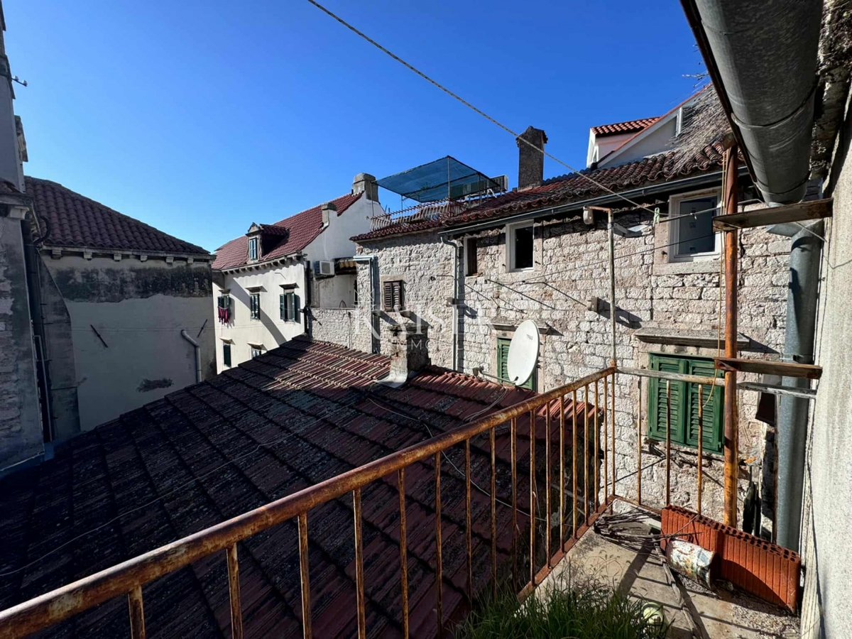 ŠIBENIK, STARO JEDRO – KAMNITA HIŠA S POTENCIALOM V BLIŽINI GLEDALIŠČA