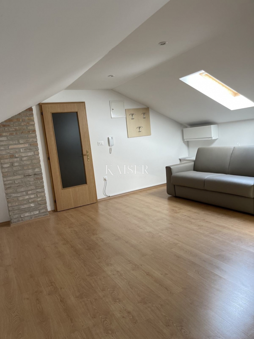 Mali Lošinj, prenovljena zgodovinska hiša v središču mesta, 261 m², 3 nadstropja, vrt