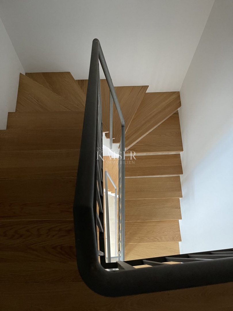 Mali Lošinj, prenovljena zgodovinska hiša v središču mesta, 261 m², 3 nadstropja, vrt