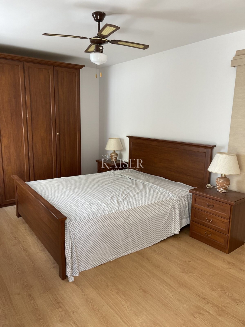 Mali Lošinj, prenovljena zgodovinska hiša v središču mesta, 261 m², 3 nadstropja, vrt