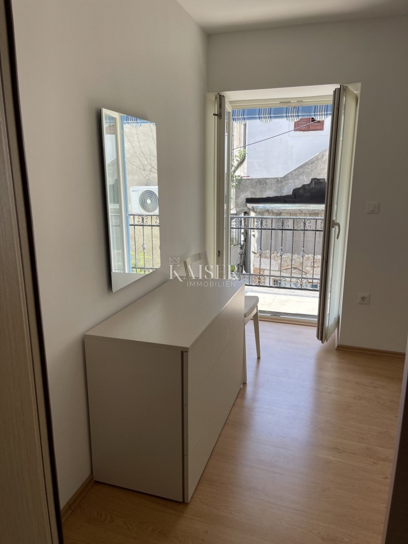 Mali Lošinj, prenovljena zgodovinska hiša v središču mesta, 261 m², 3 nadstropja, vrt