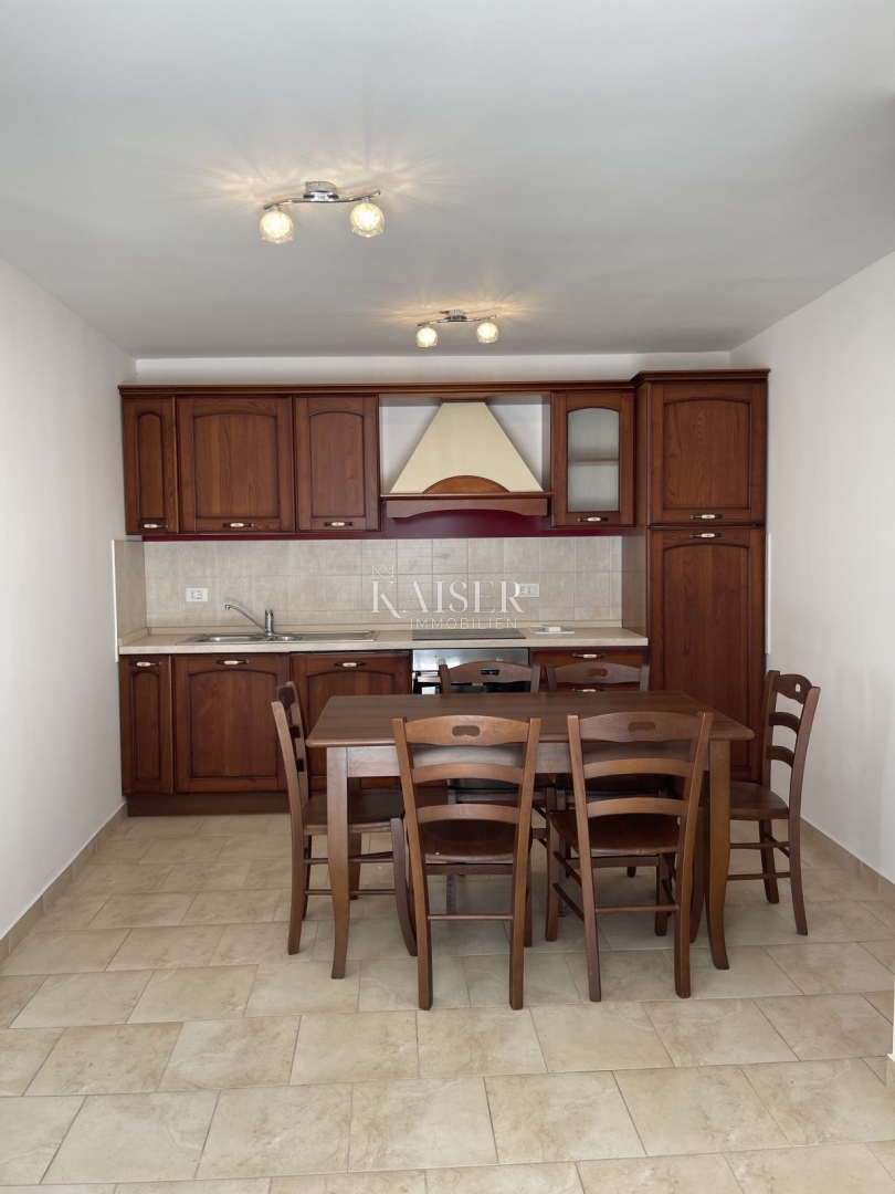 Mali Lošinj, prenovljena zgodovinska hiša v središču mesta, 261 m², 3 nadstropja, vrt