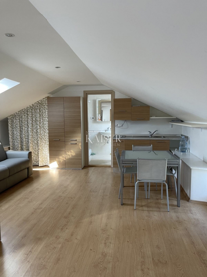 Mali Lošinj, prenovljena zgodovinska hiša v središču mesta, 261 m², 3 nadstropja, vrt