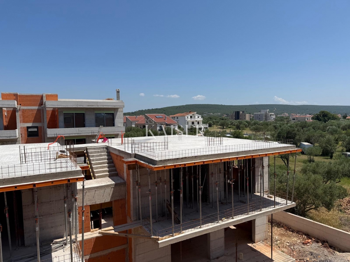 Zadar, Sukošan - pritlično stanovanje z vrtom, 200 m od morja