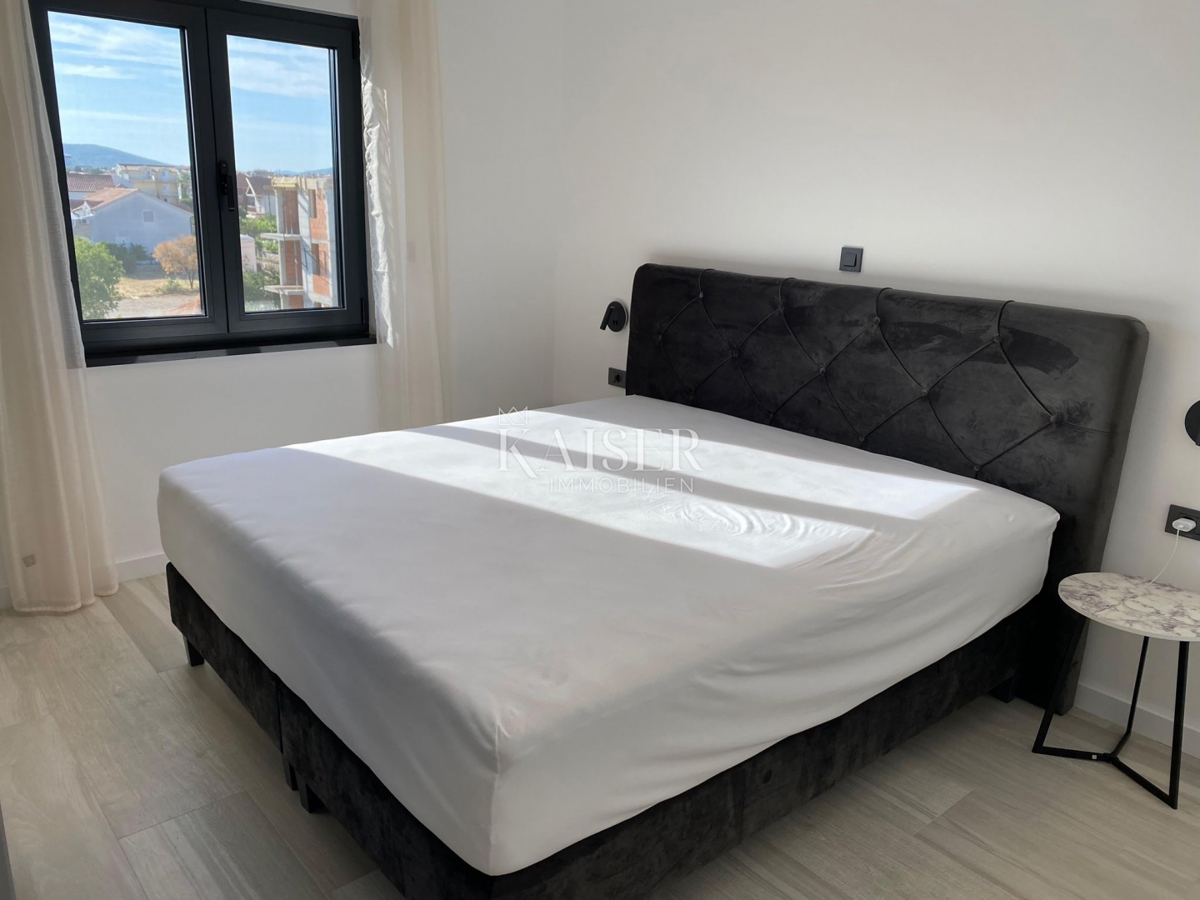 SRIMA, VODICE – EKSKLUZIVNO TRISOBNO APARTMA S POGLEDOM NA MORJE, 50 M OD PLAŽE