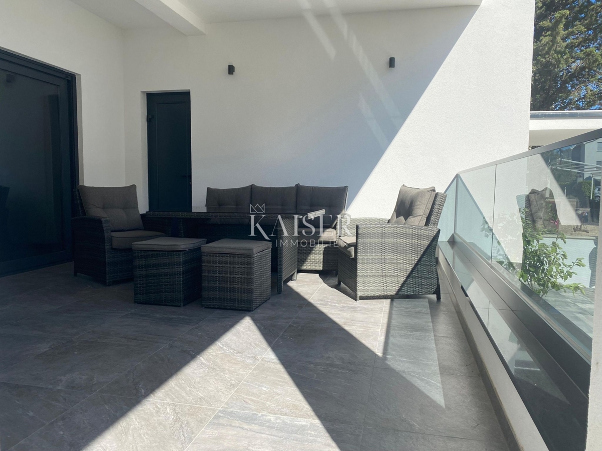 SRIMA, VODICE – EKSKLUZIVNO TRISOBNO APARTMA S POGLEDOM NA MORJE, 50 M OD PLAŽE
