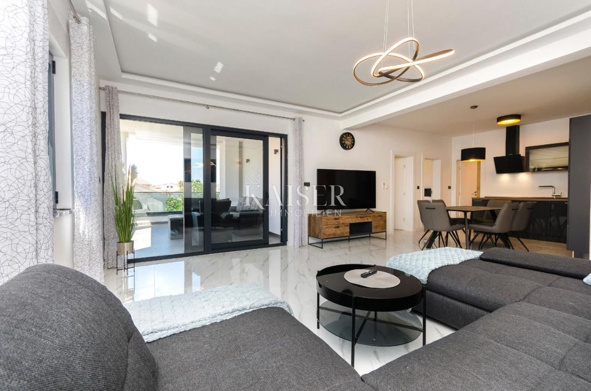 SRIMA, VODICE – EKSKLUZIVNO TRISOBNO APARTMA S POGLEDOM NA MORJE, 50 M OD PLAŽE