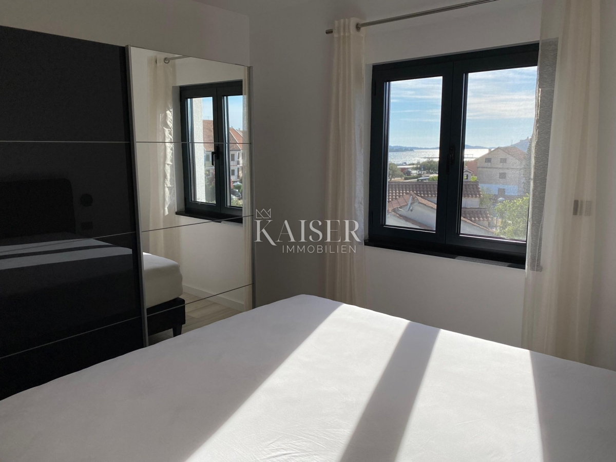 SRIMA, VODICE – EKSKLUZIVNO TRISOBNO APARTMA S POGLEDOM NA MORJE, 50 M OD PLAŽE