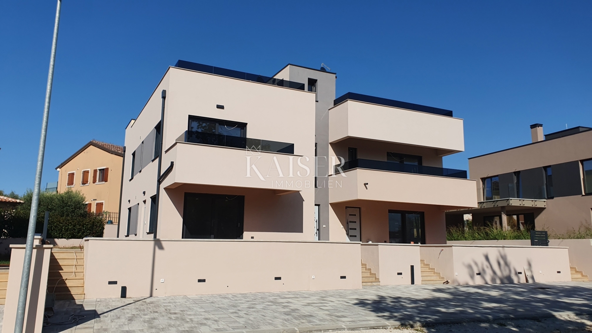 Istra - Poreč, trosobno stanovanje v pritličju 1 km od morja