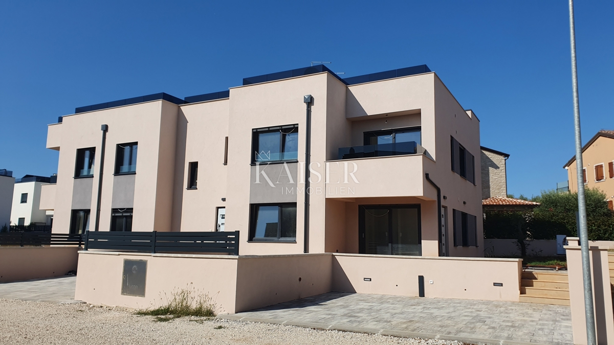 Istra - Poreč, trosobno stanovanje v pritličju 1 km od morja