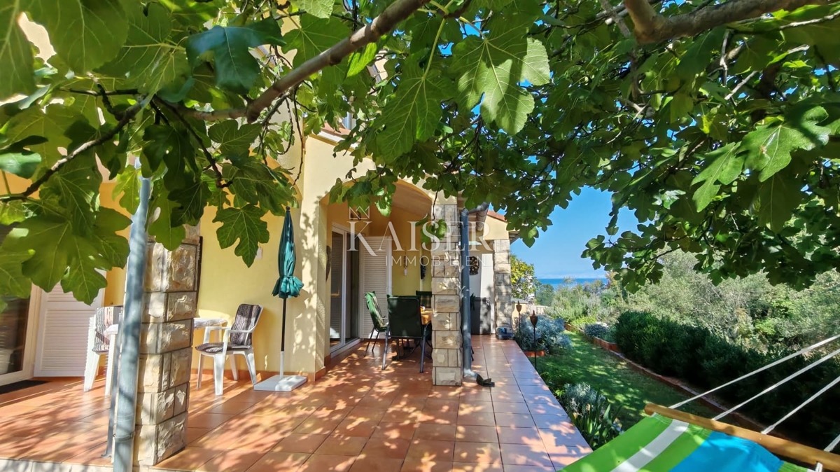 Otok Krk, Malinska - polsamostojna hiša 100m2 s pogledom na morje