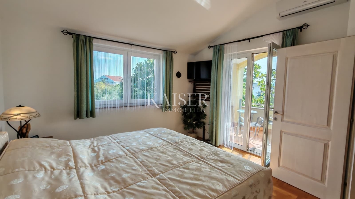 Otok Krk, Malinska - polsamostojna hiša 100m2 s pogledom na morje