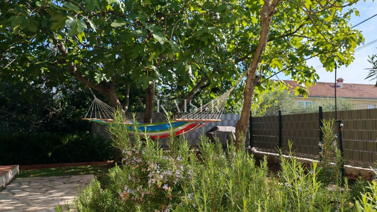 Otok Krk, Malinska - polsamostojna hiša 100m2 s pogledom na morje