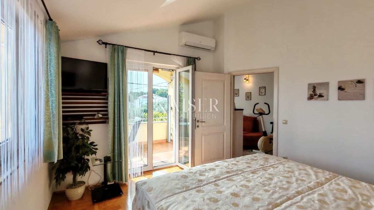 Otok Krk, Malinska - polsamostojna hiša 100m2 s pogledom na morje