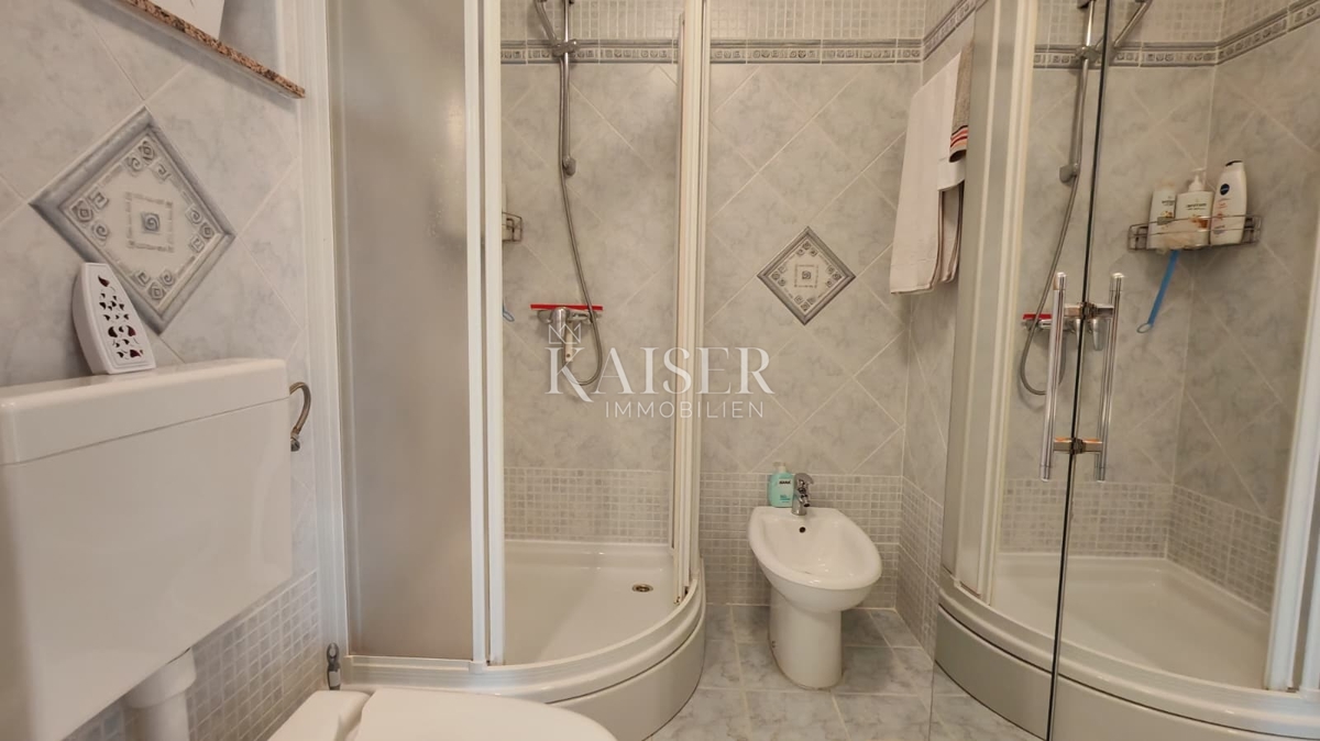 Otok Krk, Malinska - polsamostojna hiša 100m2 s pogledom na morje