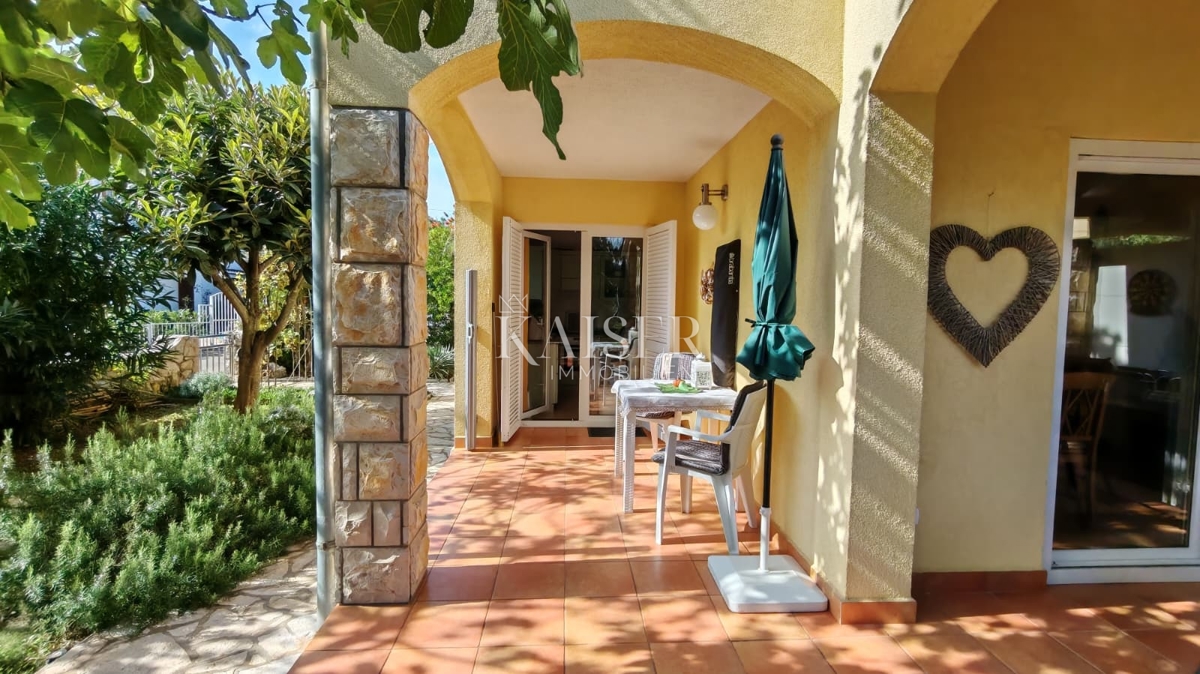 Otok Krk, Malinska - polsamostojna hiša 100m2 s pogledom na morje