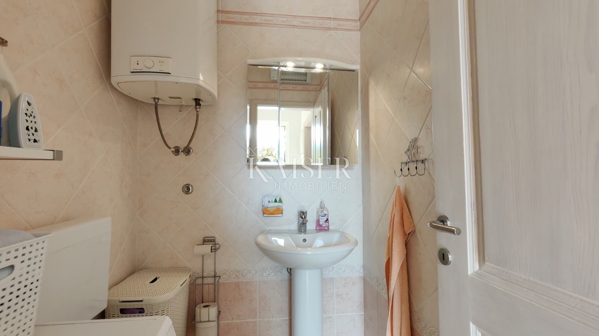 Otok Krk, Malinska - polsamostojna hiša 100m2 s pogledom na morje