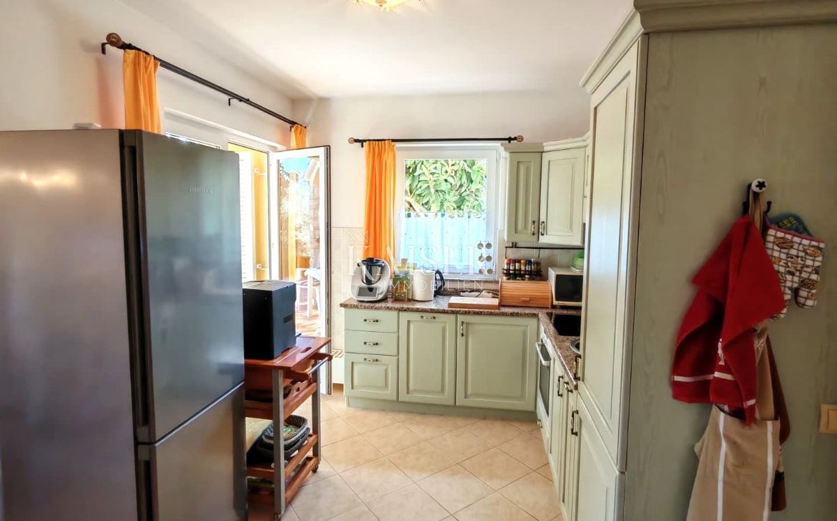 Otok Krk, Malinska - polsamostojna hiša 100m2 s pogledom na morje