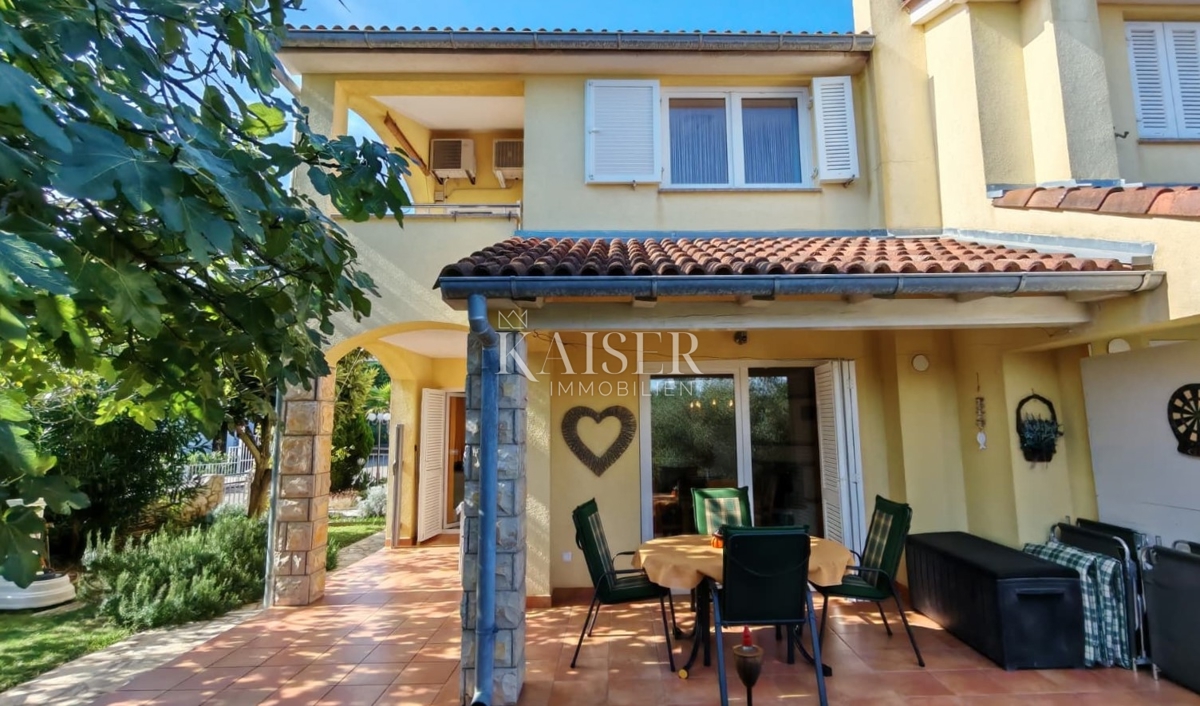 Otok Krk, Malinska - polsamostojna hiša 100m2 s pogledom na morje