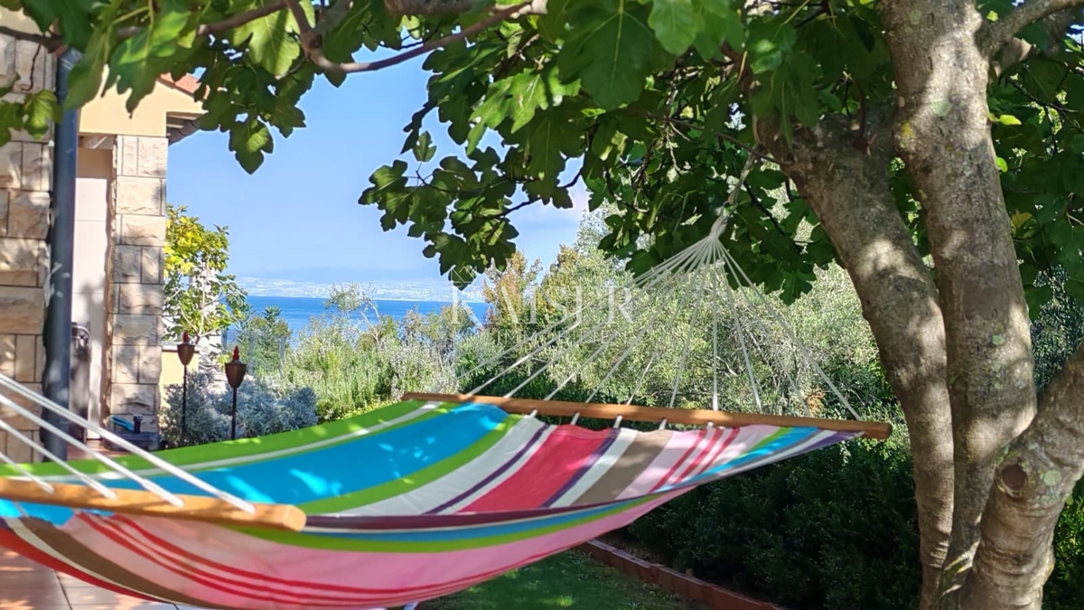 Otok Krk, Malinska - polsamostojna hiša 100m2 s pogledom na morje