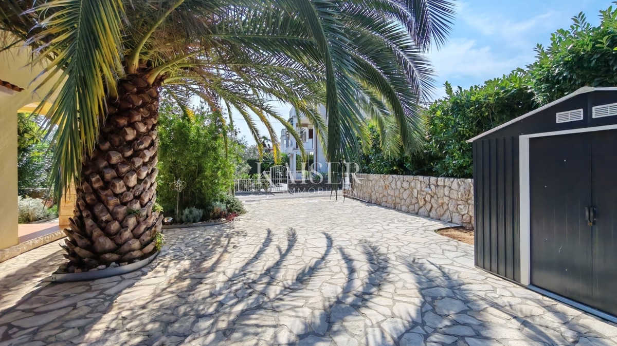 Otok Krk, Malinska - polsamostojna hiša 100m2 s pogledom na morje