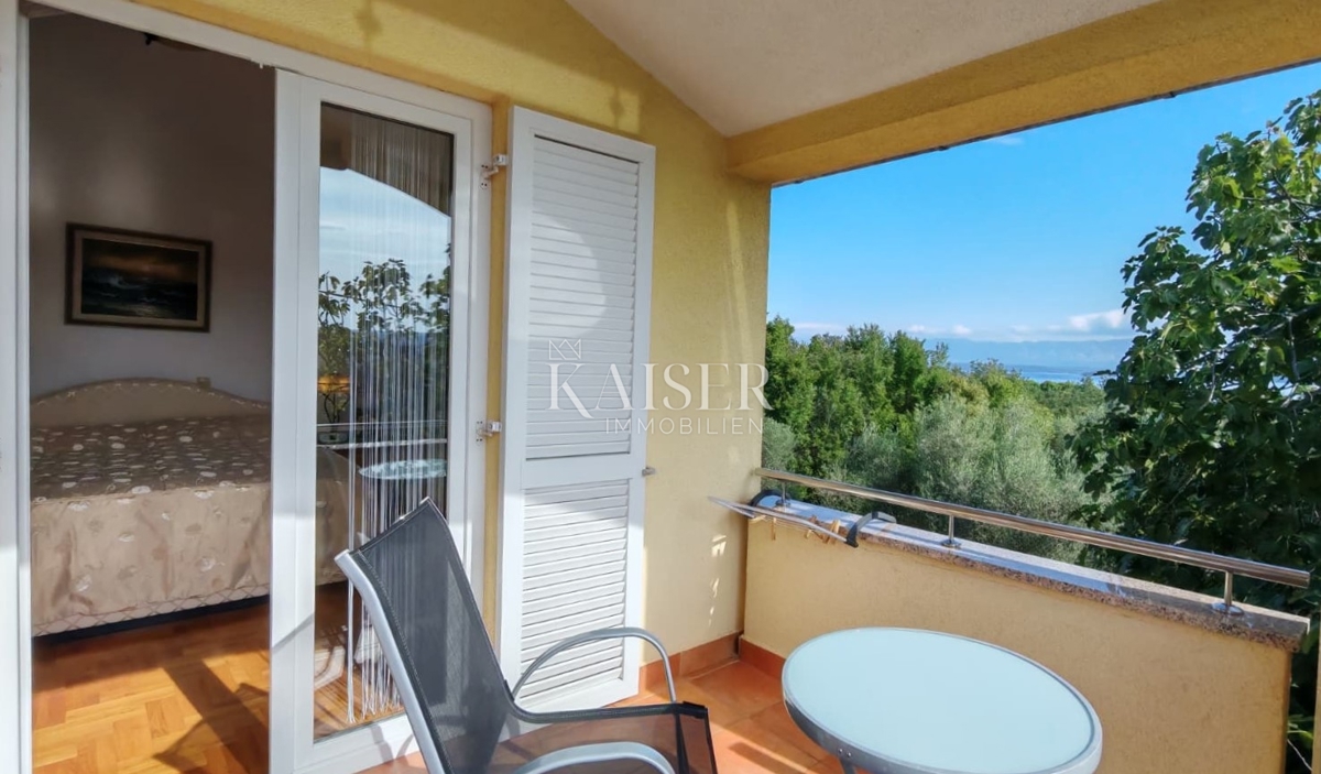 Otok Krk, Malinska - polsamostojna hiša 100m2 s pogledom na morje