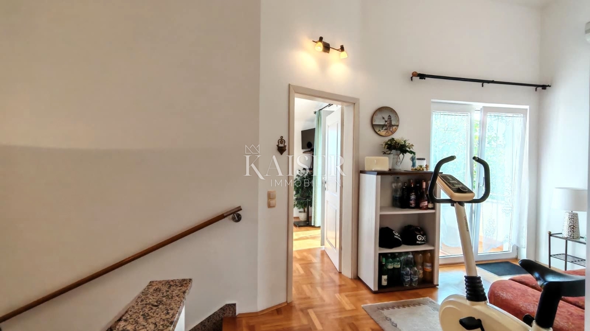 Otok Krk, Malinska - polsamostojna hiša 100m2 s pogledom na morje