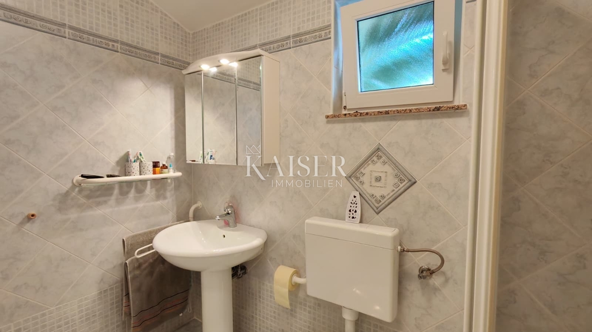 Otok Krk, Malinska - polsamostojna hiša 100m2 s pogledom na morje