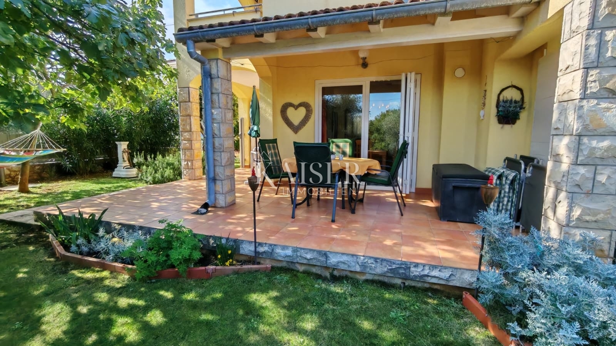 Otok Krk, Malinska - polsamostojna hiša 100m2 s pogledom na morje