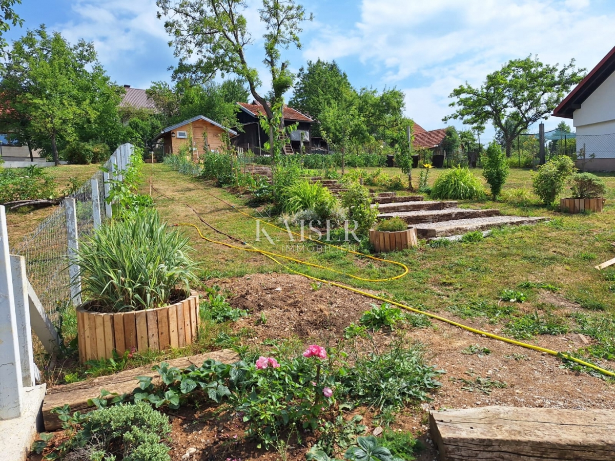 Vrbovsko - samostojna hiša z vrtom, na novo prenovljena