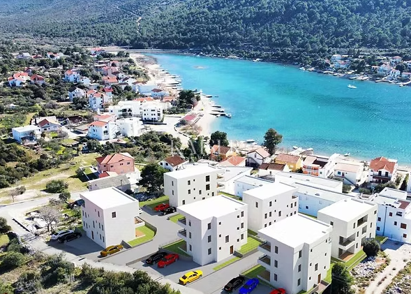 Grebaštica, Šibenik - Prostorno trisobno stanovanje z dvema velikima ložama, 100 m od morja