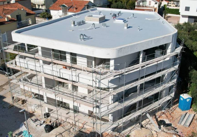 Vodice, Šibenik - Elegantno dvosobno stanovanje s pogledom na morje, 70 m od plaže