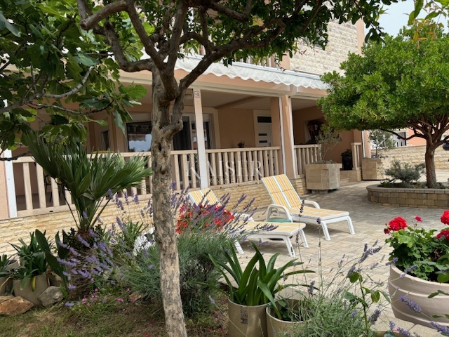 Zadar, Vir - čudovita družinska hiša 331m2 - 890.000 eur 300 m od plaže