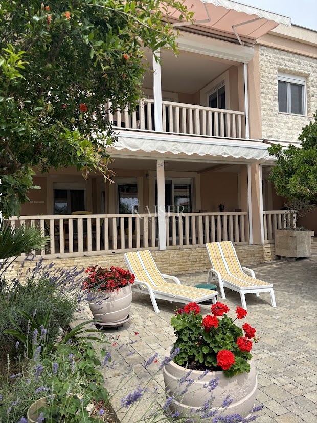 Zadar, Vir - čudovita družinska hiša 331m2 - 890.000 eur 300 m od plaže