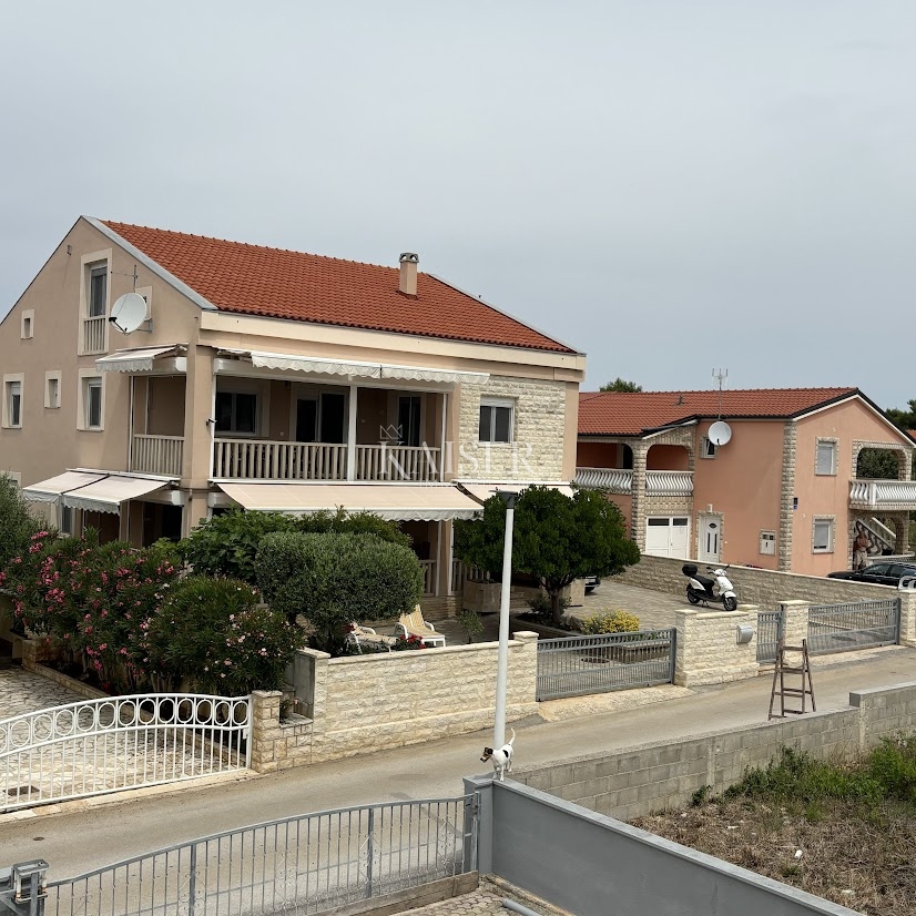 Zadar, Vir - čudovita družinska hiša 331m2 - 890.000 eur 300 m od plaže