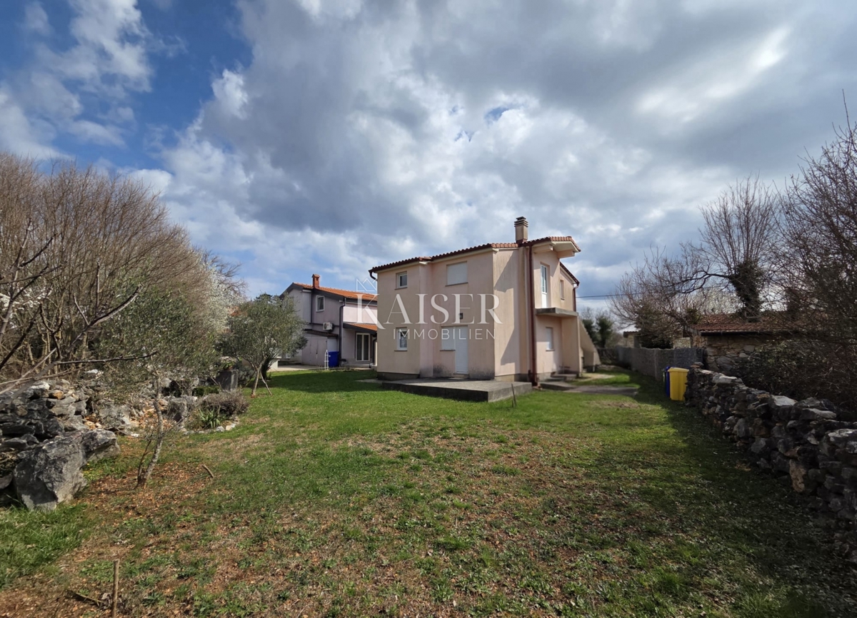 Krk, Gostinjac - hiša 95m2 z dvema ločenima apartmajema