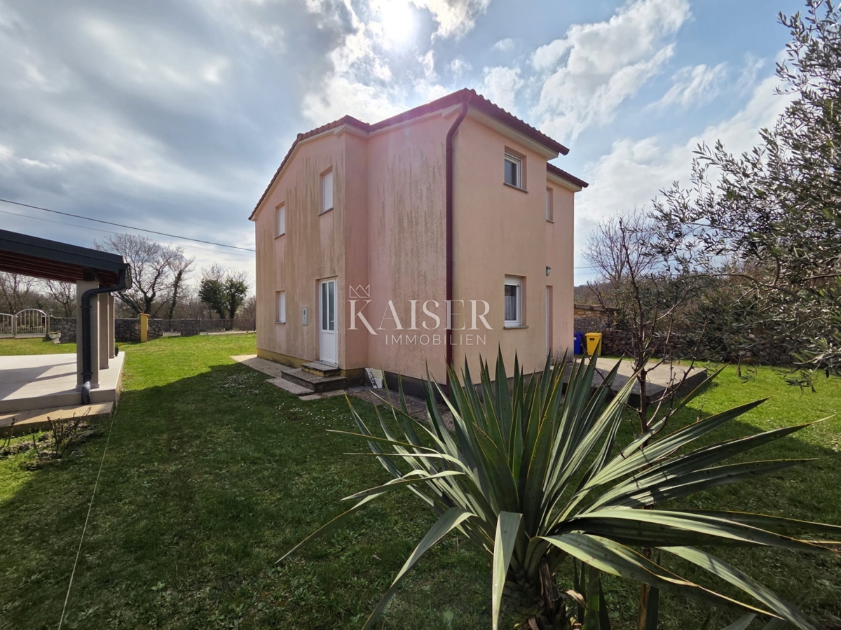 Krk, Gostinjac - hiša 95m2 z dvema ločenima apartmajema