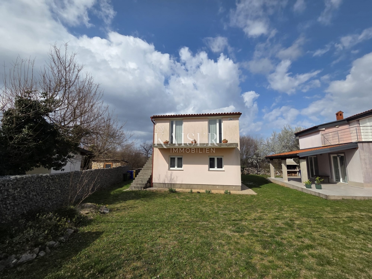 Krk, Gostinjac - hiša 95m2 z dvema ločenima apartmajema