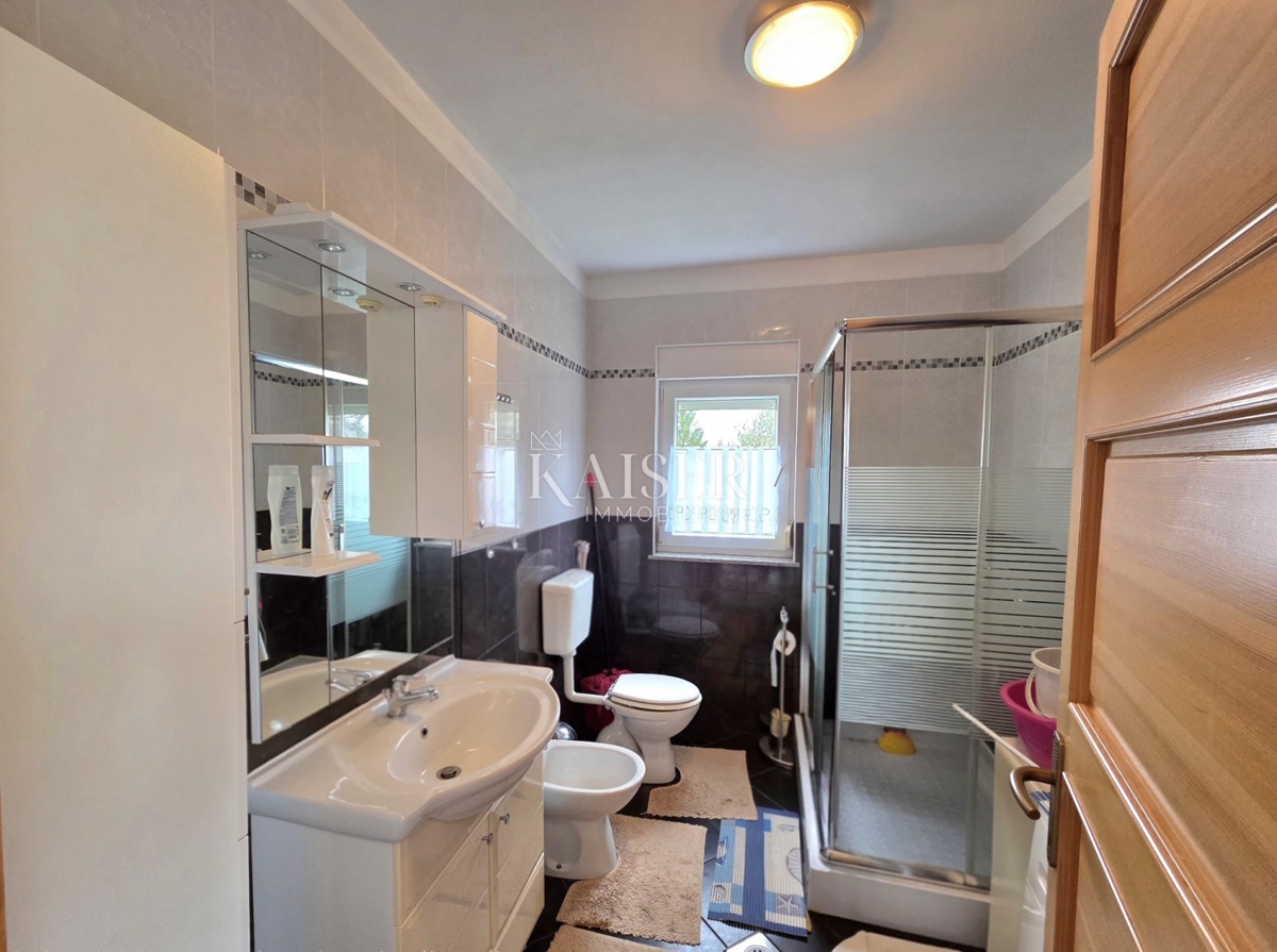 Krk, Gostinjac - hiša 95m2 z dvema ločenima apartmajema