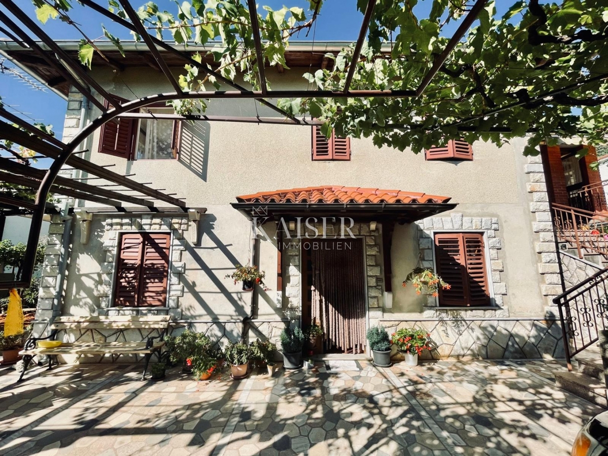 Opatija, Lovran – Nadstropje družinske hiše s teraso in vrtom v središču mesta