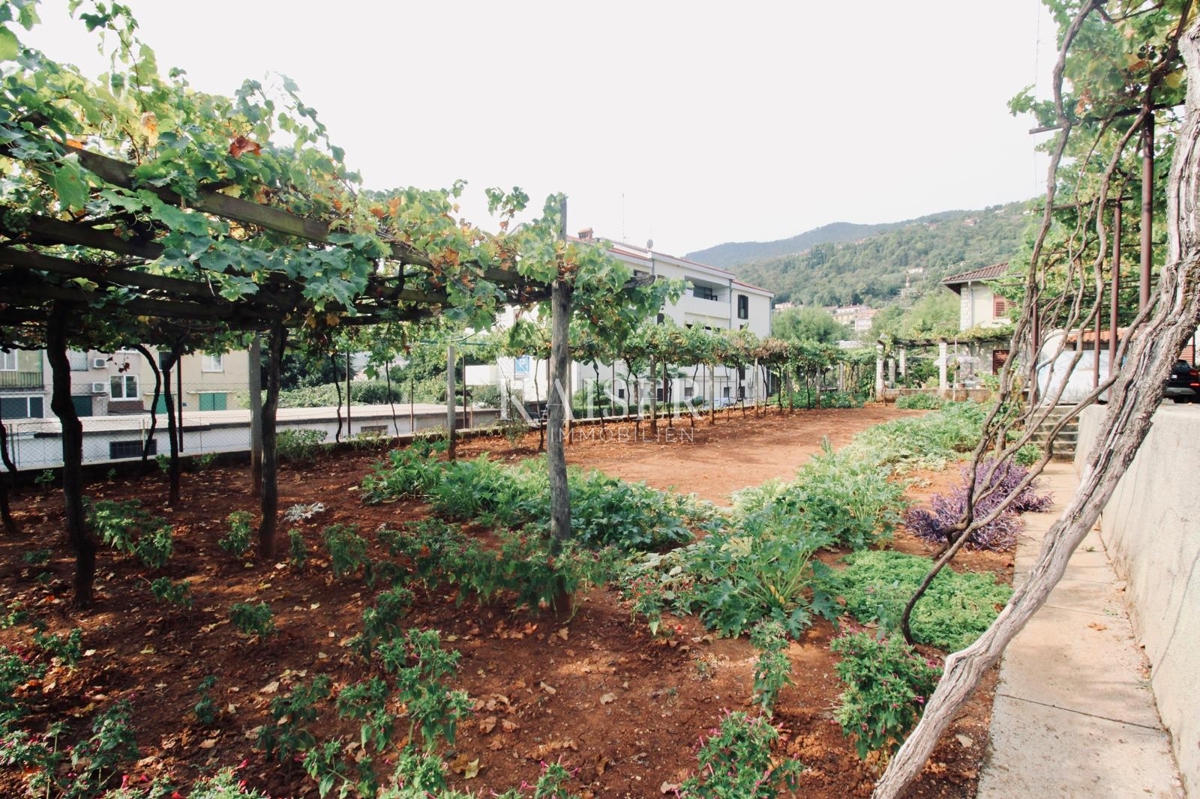 Opatija, Lovran – Nadstropje družinske hiše s teraso in vrtom v središču mesta