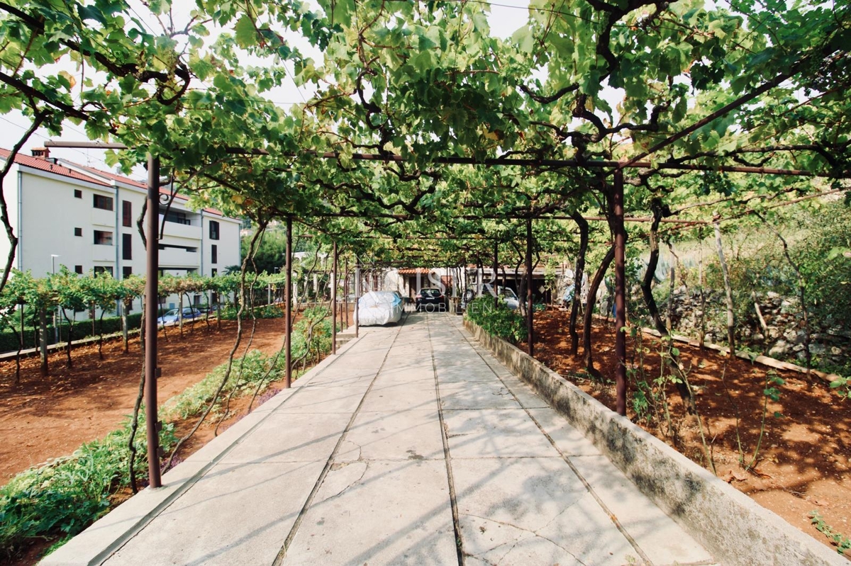 Opatija, Lovran – Nadstropje družinske hiše s teraso in vrtom v središču mesta