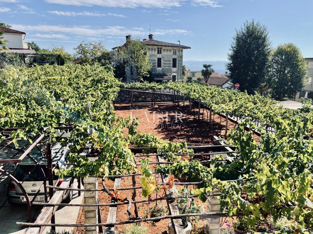 Opatija, Lovran – Nadstropje družinske hiše s teraso in vrtom v središču mesta