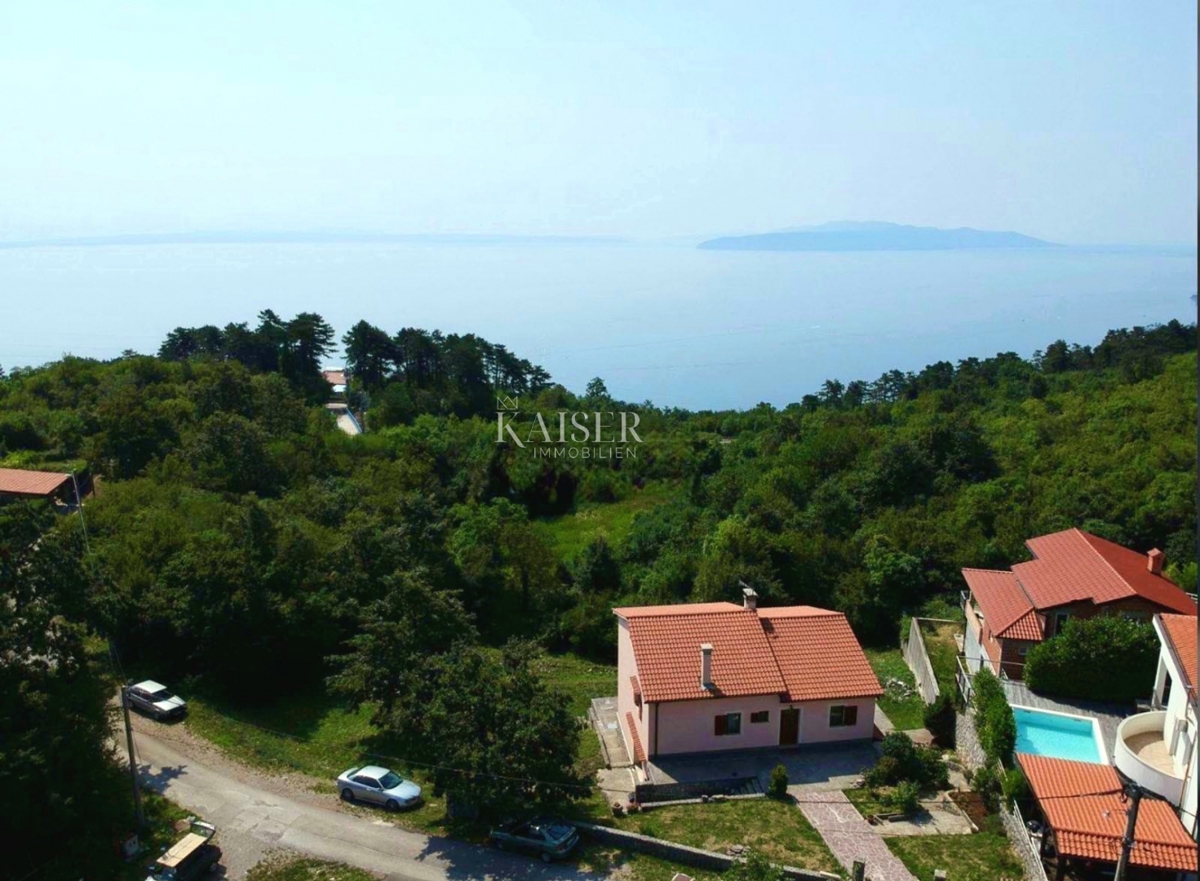 Opatija, Veprinac - Hiša z dvema apartmajema, veliko parcelo in pogledom na morje