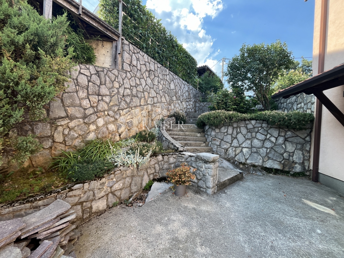 Opatija, Veprinac - Hiša z dvema apartmajema, veliko parcelo in pogledom na morje
