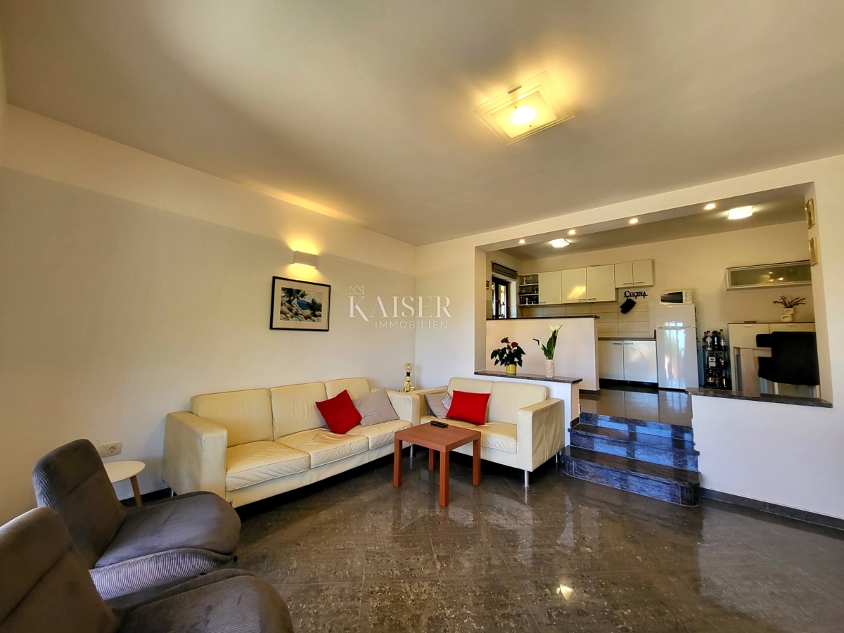 Opatija, Veprinac - Hiša z dvema apartmajema, veliko parcelo in pogledom na morje
