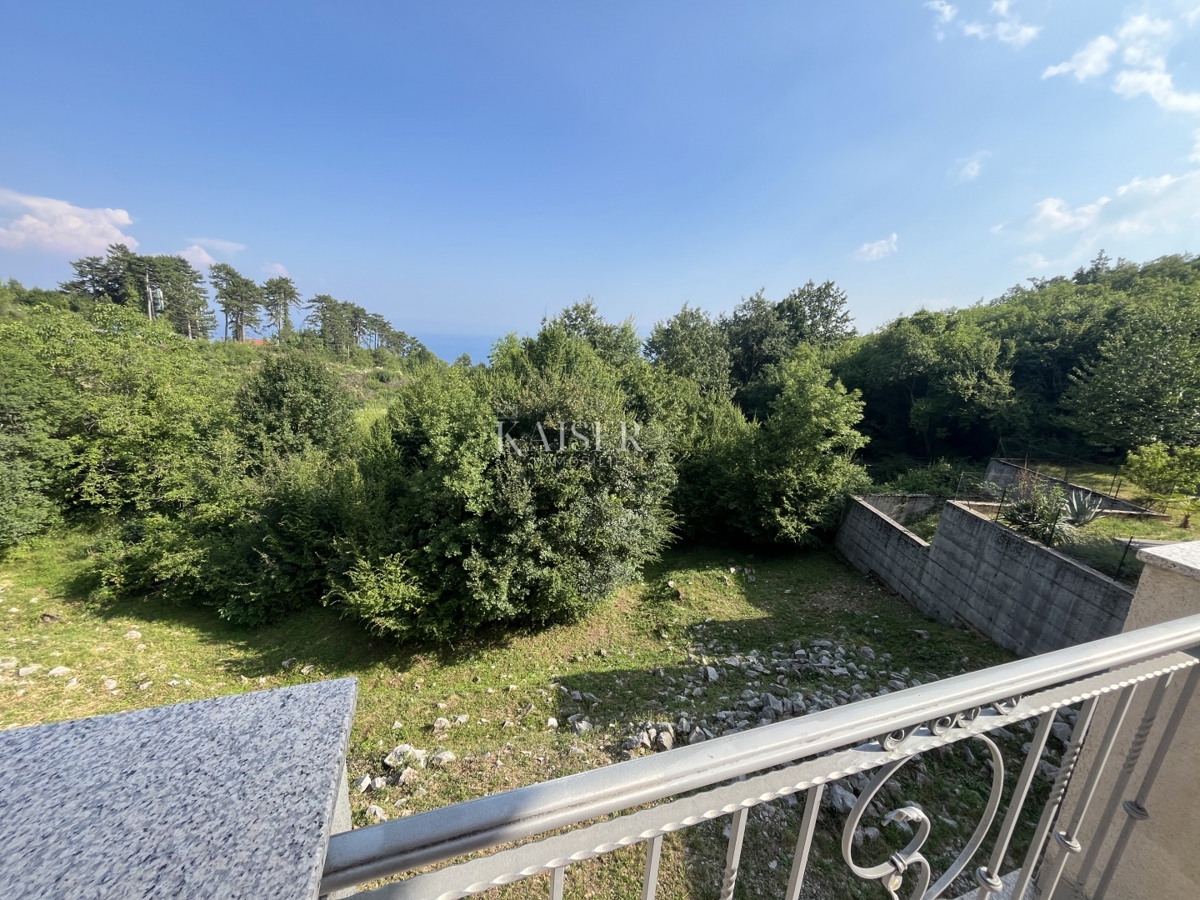 Opatija, Veprinac - Hiša z dvema apartmajema, veliko parcelo in pogledom na morje